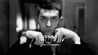 Un giovanissimo Stanley Kubrick con la sua macchina fotografica