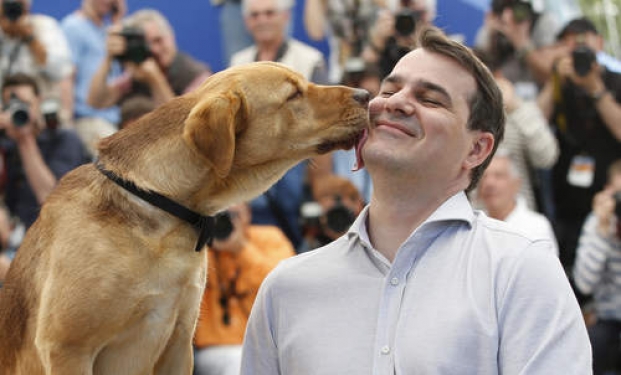 Kornel Mundruczo con un cane protagonista di White God Kornel Mundruczo con un cane protagonista di White God