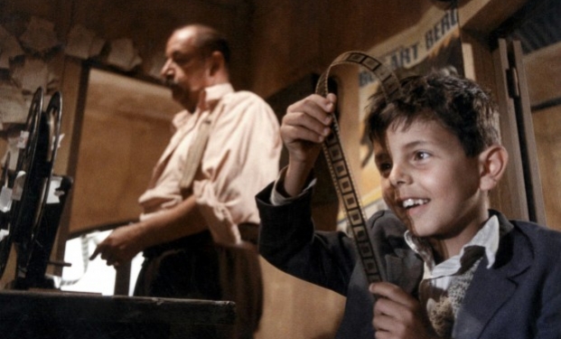 una scena di "Nuovo Cinema Paradiso" una scena di "Nuovo Cinema Paradiso"