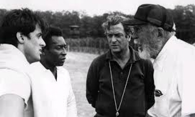 John Huston con Pelé e Michael Caine John Huston con Pelé e Michael Caine