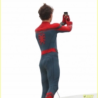 Tom Holland in costume senza maschera scatta un selfie