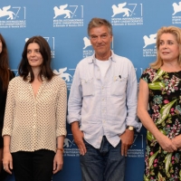 il cast di "3 Coeurs" a Venezia: Charlotte Gainsbourg, Chiara Mastroianni e Catherine Deneuve con il regista il cast di "3 Coeurs" a Venezia: Charlotte Gainsbourg, Chiara mastroianni, Catherine Deneuve insieme a Benoît Jacquot