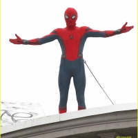 Tom Holland in costume intero
