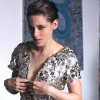 Olivier Assayas chiude con "Personal Shopper", il Lucca Film Festival 2017  Olivier Assayas, ultimo ospite al Lucca Film Festival 2017, premiato alla carriera ha presentato in anteprima nazionale il suo ultimo film con protagonista Kristen Stewart, "Personal Shopper"  Olivier Assayas ha chiuso l’edizione di quest’anno del Lucca Film Festival, venendo ieri sera al cinema Moderno in una città blindata per il G7 dei ministri degli esteri che lì si svolge in questi giorni, a ritirare un Premio alla carriera e a