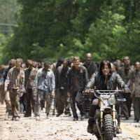 Deryl con la mandria di zombi