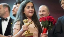 Hana Saeidi riceve l'Orso d'oro Hana Saeidi riceve l'Orso d'oro
