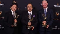 <A sinistra> Mikio Kita, Senior General Manager, Media Segment Business Division di Professional Solutions and Services Group, Sony Imaging Products & Solutions Inc. <In centro> Hiroshi Kiriyama, VP, Media Business di Professional Solutions and Services Group, Sony Imaging Products & Solutions Inc., Sony Cooperation <A destra> John Studdert, Vice President of US Sales and Marketing, Sony Electronics <A sinistra> Mikio Kita, Senior General Manager, Media Segment Business Division di Professional Solutions and Services Group, Sony Imaging Products & Solutions Inc. <In centro> Hiroshi Kiriyama, VP, Media Business di Professional Solutions and Services Group, Sony Imaging Products & Solutions Inc., Sony Cooperation <A destra> John Studdert, Vice President of US Sales and Marketing, Sony Electronics