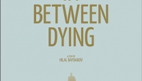 Locandina di Sepelenmis Ölümler Arasinda - In Between dying - Tra una morte e l'altra Locandina di Sepelenmis Ölümler Arasinda - In Between dying - Tra una morte e l'altra