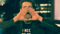 Jim Carrey mima il simbolo degli illuminati durante il Jimmy Kimmel Show Jim Carrey mima il simbolo degli illuminati durante il Jimmy Kimmel Show