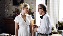 Scarlett Johansson con Woody Allen sul set di Matchpoint Scarlett Johansson con Woody Allen sul set di Matchpoint