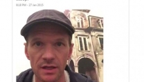 Neil Patrick Harris mostra il funzionamento della nuova app di Twitter Neil Patrick Harris mostra il funzionamento della nuova app di Twitter
