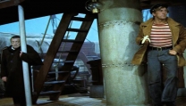 Kirk Douglas in una scena di "Ventimila leghe sotto i mari" Kirk Douglas in una scena di "Ventimila leghe sotto i mari"
