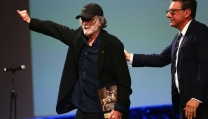 Tomas Milian riceve il Marc'Aurelio Acting Award da Sergio Castellitto. Credits: Roma Film Fest Tomas Milian riceve il premio da Sergio Castellitto