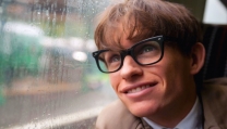 Eddie Redmayne interpreta Stephen Hawking in "La teoria del tutto" Eddie Redmayne interpreta Stephen Hawking in "La teoria del tutto"