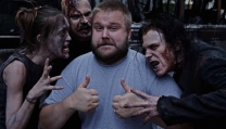 Robert Kirkman circondato da "zombie" Robert Kirkman circondato da "zombie"