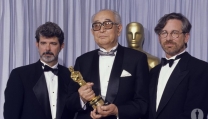 Akira Kurosawa premiato agli Oscar da George Lucas e Steven Spielberg Akira Kurosawa premiato agli Oscar da George Lucas e Steven Spielberg