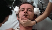 Jack Nicholson e l'elettroshock in "Qualcuno volò sul nido del cuculo" Jack Nicholson e l'elettroshock in "Qualcuno volò sul nido del cuculo"