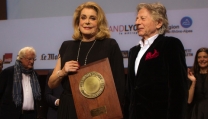 Catherine Deneuve riceve il premio alla carriera da Roman Polanski Catherine Deneuve riceve il premio alla carriera da Roman Polanski