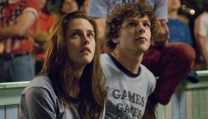 Kristen Stewart e Jesse Eisenberg in Adventureland Kristen Stewart e Jesse Eisenberg in Adventureland
