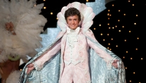 Michael Douglas nei panni di Liberace in Dietro i Candelabri Michael Douglas nei panni di Liberace in Dietro i Candelabri