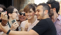Paola Cortellesi circondata dai fan a Taormina