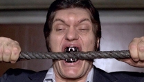 Richard Kiel nel ruolo di Squalo Richard Kiel nel ruolo di Squalo