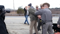 James Cromwell nel momento in cui è stato arrestato James Cromwell nel momento in cui è stato arrestato