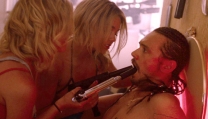 una scena di "Spring Breakers" una scena di "Spring Breakers"