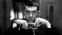 Un giovanissimo Stanley Kubrick con la sua macchina fotografica Un giovanissimo Stanley Kubrick con la sua macchina fotografica