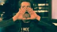 Jim Carrey mima il simbolo degli illuminati durante il Jimmy Kimmel Show