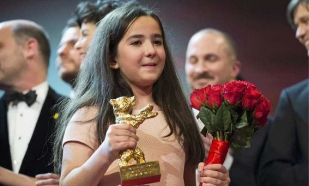Hana Saeidi riceve l'Orso d'oro Hana Saeidi riceve l'Orso d'oro