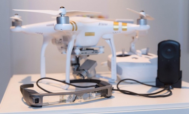 Drone DJI con smartglass Moverio BT300 Drone DJI con smartglass Moverio BT300