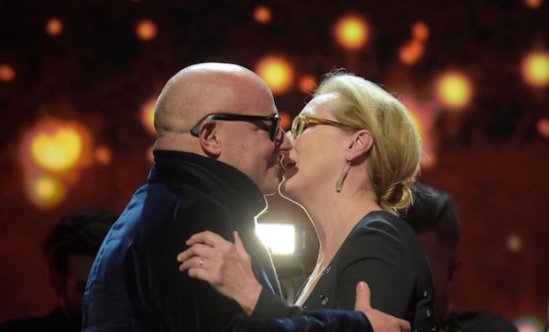 Gianfranco Rosi vince l'Orso d'oro e bacia Meryl Streep Gianfranco Rosi vince l'Orso d'oro e bacia Meryl Streep