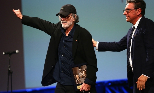 Tomas Milian riceve il Marc'Aurelio Acting Award da Sergio Castellitto. Credits: Roma Film Fest Tomas Milian riceve il premio da Sergio Castellitto