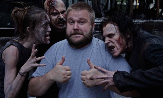 Robert Kirkman circondato da "zombie" Robert Kirkman circondato da "zombie"