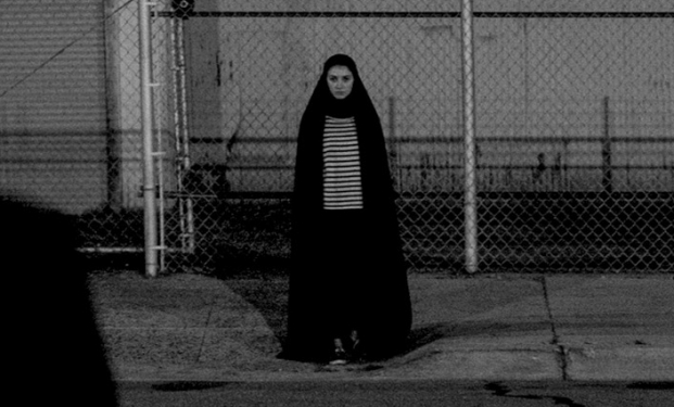 A girl walks home alone at night di Ana Lily Amirpour A girl walks home alone at night di Ana Lily Amirpour, primo western vampiresco iraniano