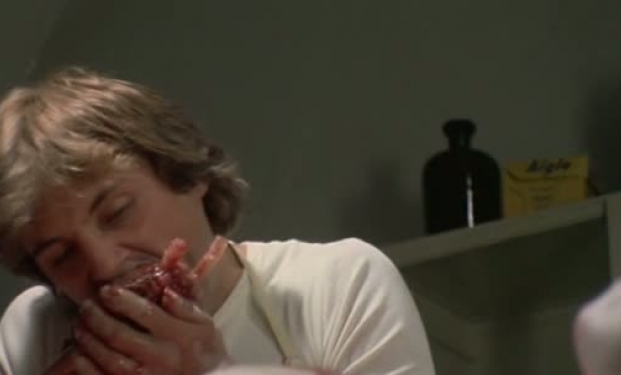 Una scena di Buio Omega Una scena di Buio Omega