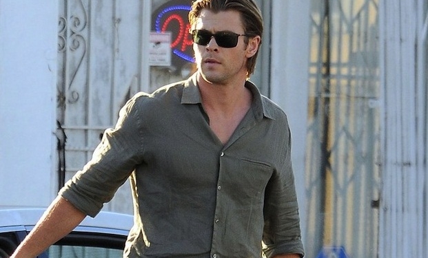 Chris Hemsworth sul set di Cyber, nuovo film di Michael Mann Chris Hemsworth sul set di Cyber, nuovo film di Michael Mann