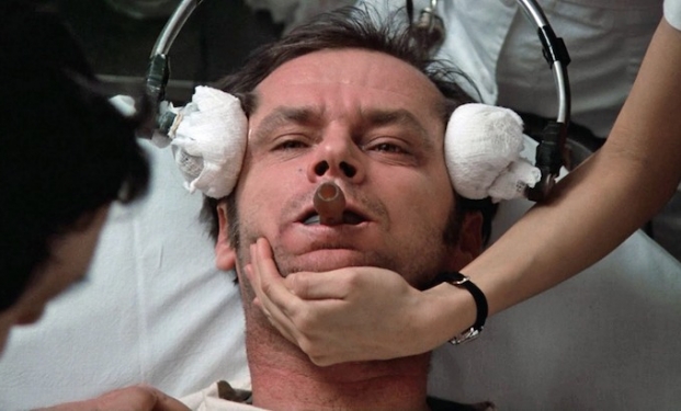 Jack Nicholson e l'elettroshock in "Qualcuno volò sul nido del cuculo" Jack Nicholson e l'elettroshock in "Qualcuno volò sul nido del cuculo"