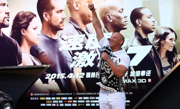 Vin Diesel saluta la folla di fan Vin Diesel saluta la folla di fan