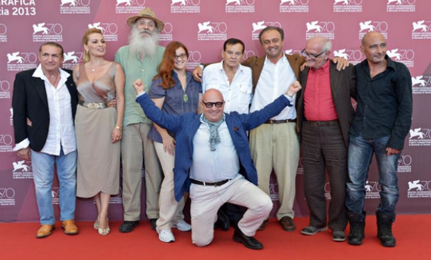 Gianfranco Rosi con il cast di Sacro Gra, tra i titoli selezionati a New York Gianfranco Rosi con il cast di Sacro Gra, tra i titoli selezionati a New York