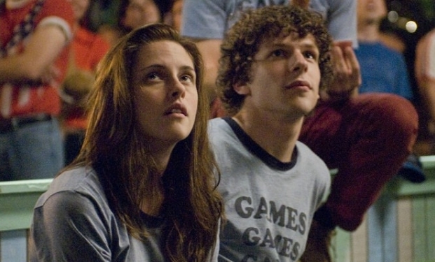 Kristen Stewart e Jesse Eisenberg in Adventureland Kristen Stewart e Jesse Eisenberg in Adventureland