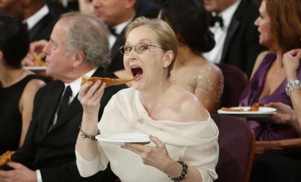 Meryl Streep si mangia una pizza agli ultimi Oscar Meryl Streep si mangia una pizza agli ultimi Oscar