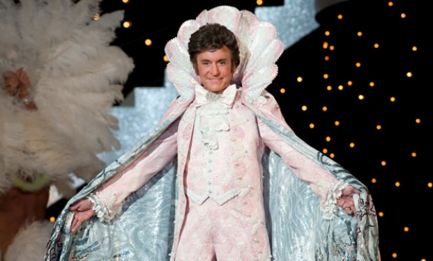 Michael Douglas nei panni di Liberace in Dietro i Candelabri Michael Douglas nei panni di Liberace in Dietro i Candelabri