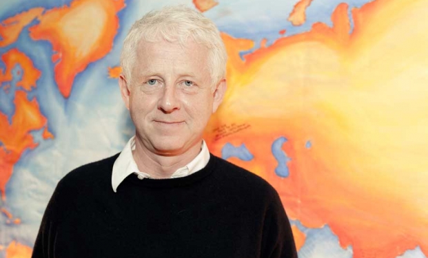 Richard Curtis, sceneggiatore di Quattro matrimoni e un funerale Richard Curtis, sceneggiatore di Quattro matrimoni e un funerale