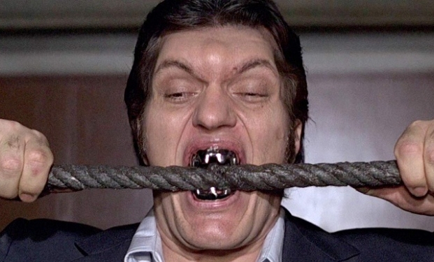 Richard Kiel nel ruolo di Squalo Richard Kiel nel ruolo di Squalo