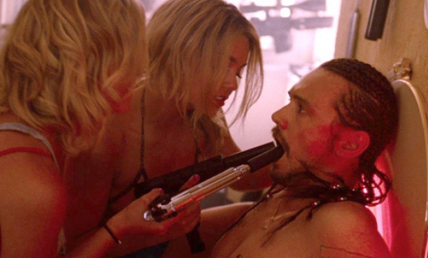 una scena di "Spring Breakers" una scena di "Spring Breakers"